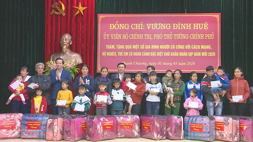 Phó Thủ tướng Vương Đình Huệ thăm, tặng quà các gia đình chính sách, hoàn cảnh khó khăn - 7 Phó Thủ tướng Vương Đình Huệ thăm, tặng quà các gia đình chính sách, hoàn cảnh khó khăn - 7