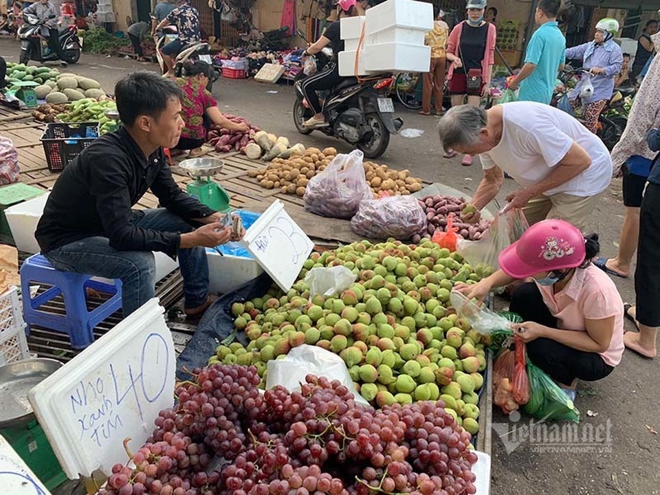 Đi 5 km quả nho đắt gấp 4, từ chuồng ra chợ gà tăng giá 3 lần - 2 Đi 5 km quả nho đắt gấp 4, từ chuồng ra chợ gà tăng giá 3 lần - 2