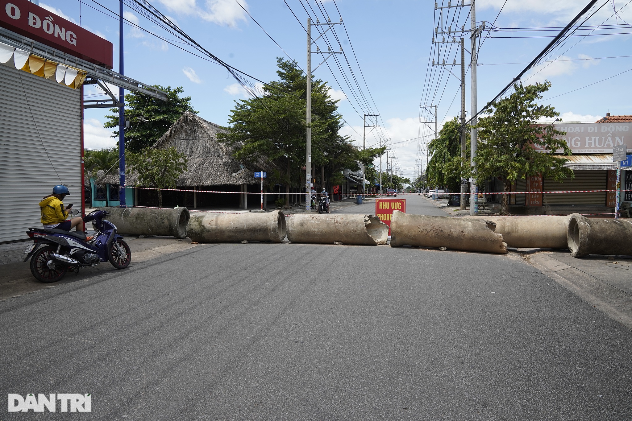 Cảnh vắng vẻ, nhà nhà cửa đóng then cài phòng dịch ở Bình Dương - 15 Cảnh vắng vẻ, nhà nhà cửa đóng then cài phòng dịch ở Bình Dương - 15