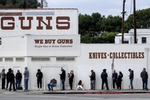 Người Mỹ đổ xô mua súng đạn giữa đại dịch Covid-19