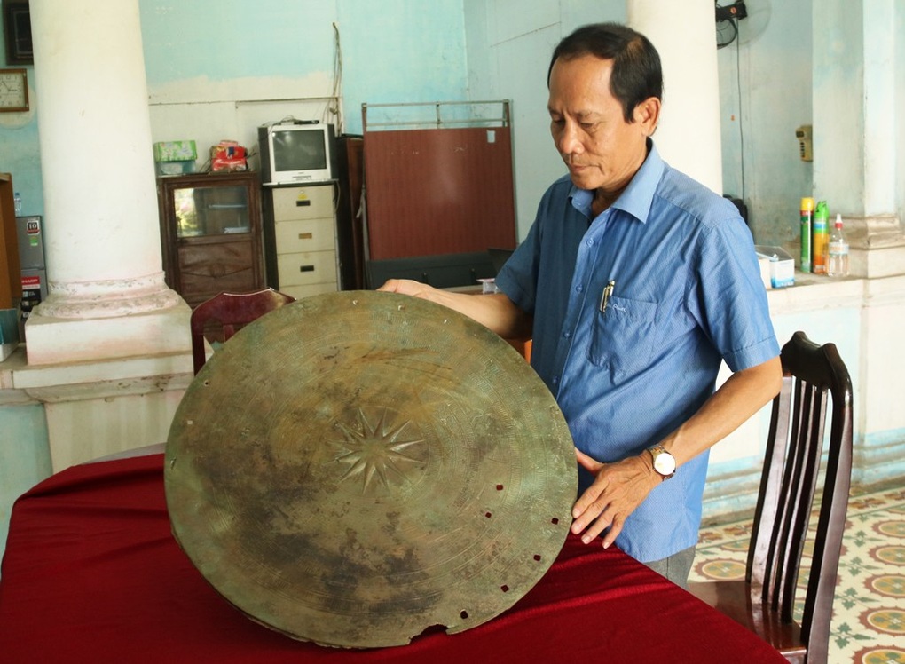 Người dân cào lưới trên sông nhặt được mặt trống đồng hơn 2.000 năm tuổi - 2 Người dân cào lưới trên sông nhặt được mặt trống đồng hơn 2.000 năm tuổi - 2