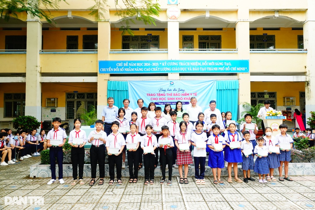 Báo Dân trí trao 411 thẻ bảo hiểm y tế tới học sinh khó khăn huyện Củ Chi - 5 Báo Dân trí trao 411 thẻ bảo hiểm y tế tới học sinh khó khăn huyện Củ Chi - 5