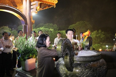 Phó Thủ tướng Vương Đình Huệ dâng hương tri ân các liệt sĩ tại Quảng Trị