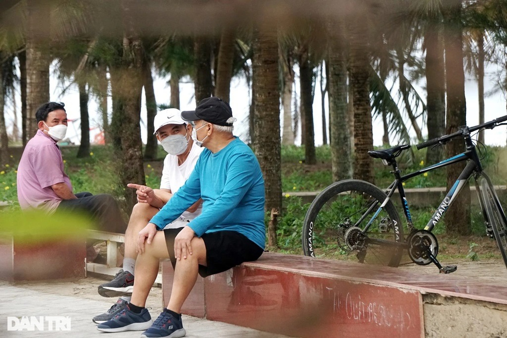 Nắng ấm, người dân đổ ra tuyến đường đẹp nhất phố biển Sầm Sơn thể dục - 17