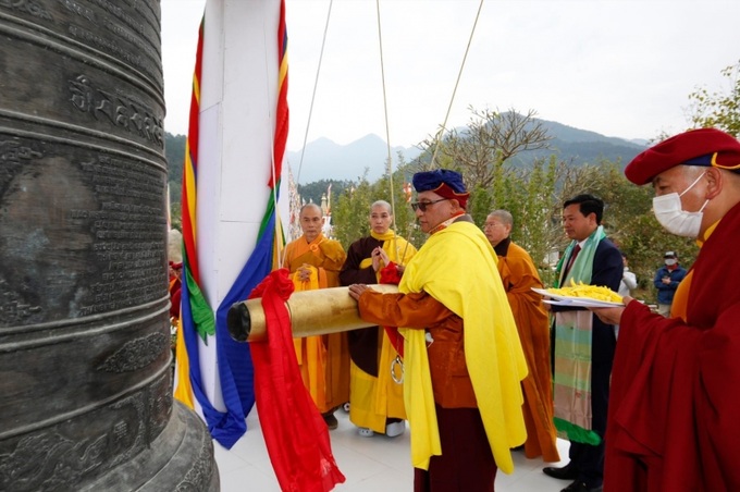 Đức Gyalwang Drukpa thỉnh chuông khai đàn Pháp hội cầu an XuânQuý Mão 2013 tại Tháp chuông Đại Bảo tháp Mandala Tây Thiên.