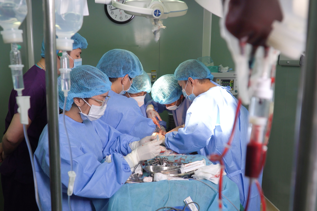 Người đàn ông nguy kịch vì khối u to bằng đầu sắp nổ tung dưới miệng - 4 Người đàn ông nguy kịch vì khối u to bằng đầu sắp nổ tung dưới miệng - 4