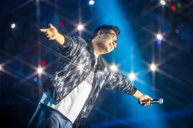 Tôi! Người Việt Nam: Hàng nghìn fan bật đèn flash, hòa giọng cùng "anh tài"