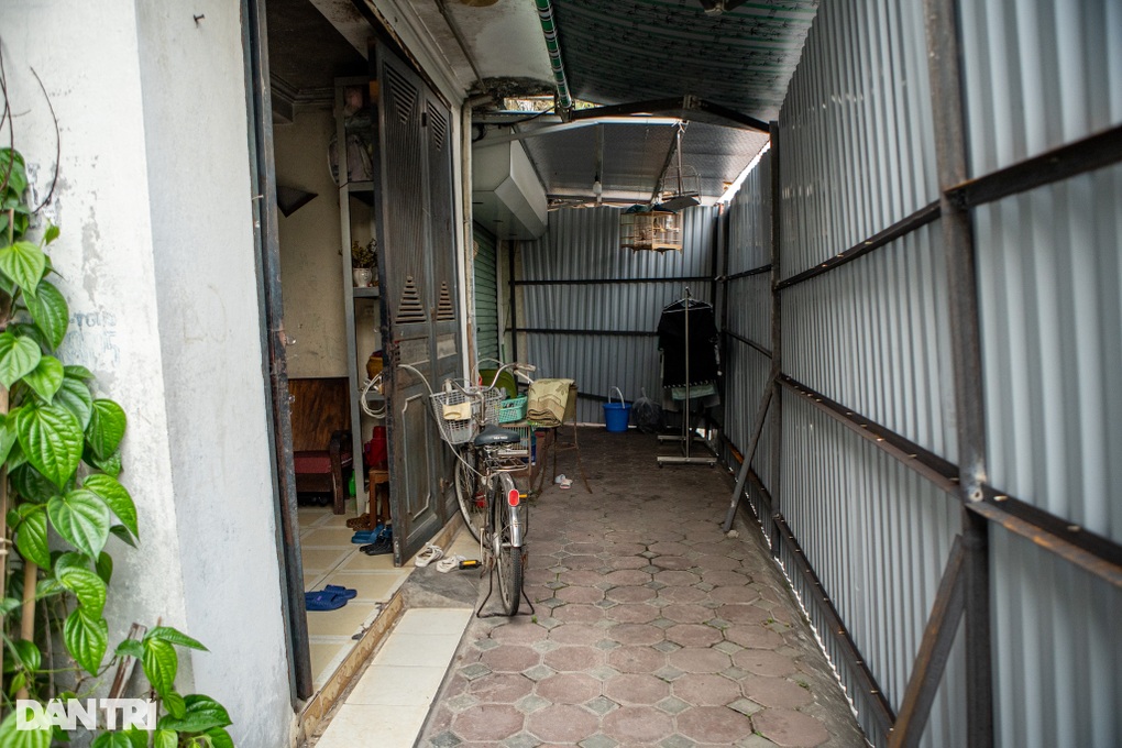 Cuộc sống quây tôn như trong lồng chim tại chung cư nguy hiểm nhất Hà Nội - 4 Cuộc sống quây tôn như trong lồng chim tại chung cư nguy hiểm nhất Hà Nội - 4