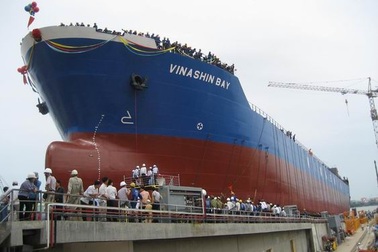 Tiền chung không ai tiếc?