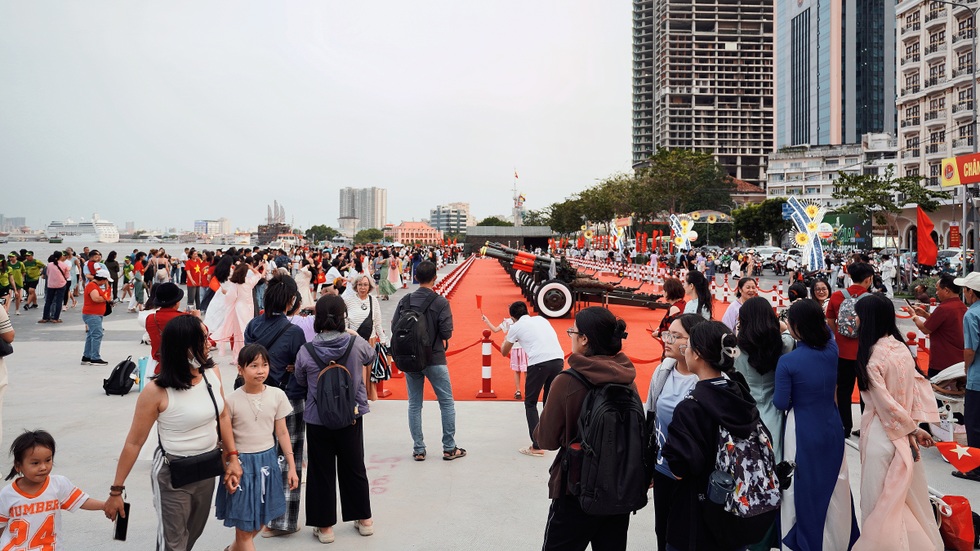 Bé 9 tháng làm "chiến sĩ nhỏ", check-in cùng dàn pháo lễ tại bến Bạch Đằng