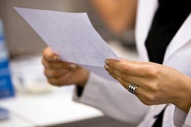 Người đàn ông mù bị cắt phúc lợi vì... không chịu đọc thư