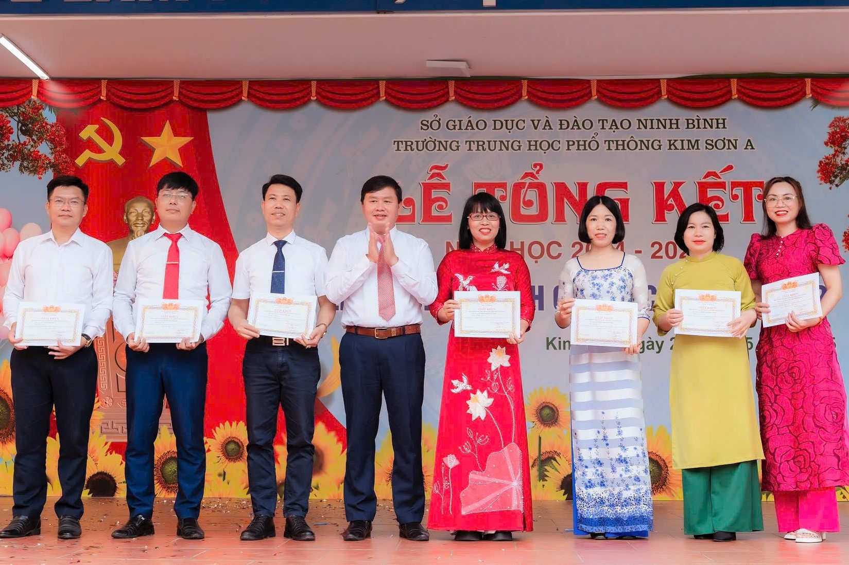 Bộ 3 thầy cô trường làng “mát tay” với thủ khoa - 2 Bộ 3 thầy cô trường làng “mát tay” với thủ khoa - 2