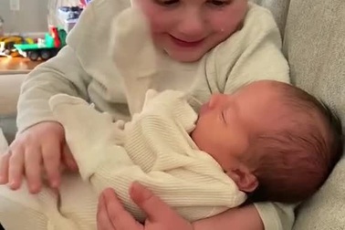 Cậu bé vui mừng đến chảy nước mắt khi lần đầu được bế em trong tay