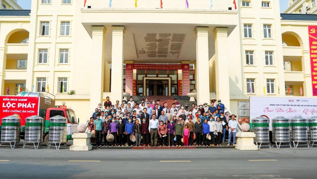 SHG Group tặng bồn nước inox Lộc Phát chống ăn mòn đến người khó khăn - 1