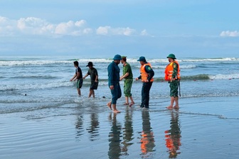 Nam du khách TPHCM bị sóng cuốn mất tích khi tắm biển ở Lâm Đồng