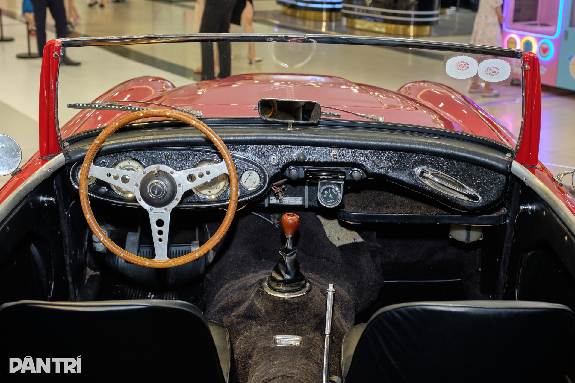 Bộ ba xe cổ hàng hiếm hội tụ tại Hà Nội: Hơn 50 năm vẫn chạy tốt - 15