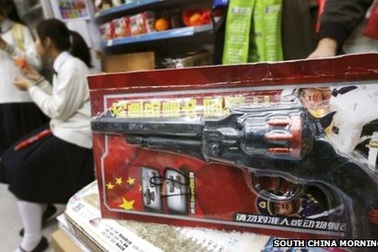 Súng đồ chơi Trung Quốc mang slogan "nguy hiểm"