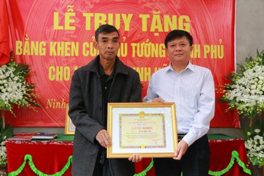 Lễ truy tặng Bằng khen của Thủ tướng cho phóng viên bị lũ cuốn