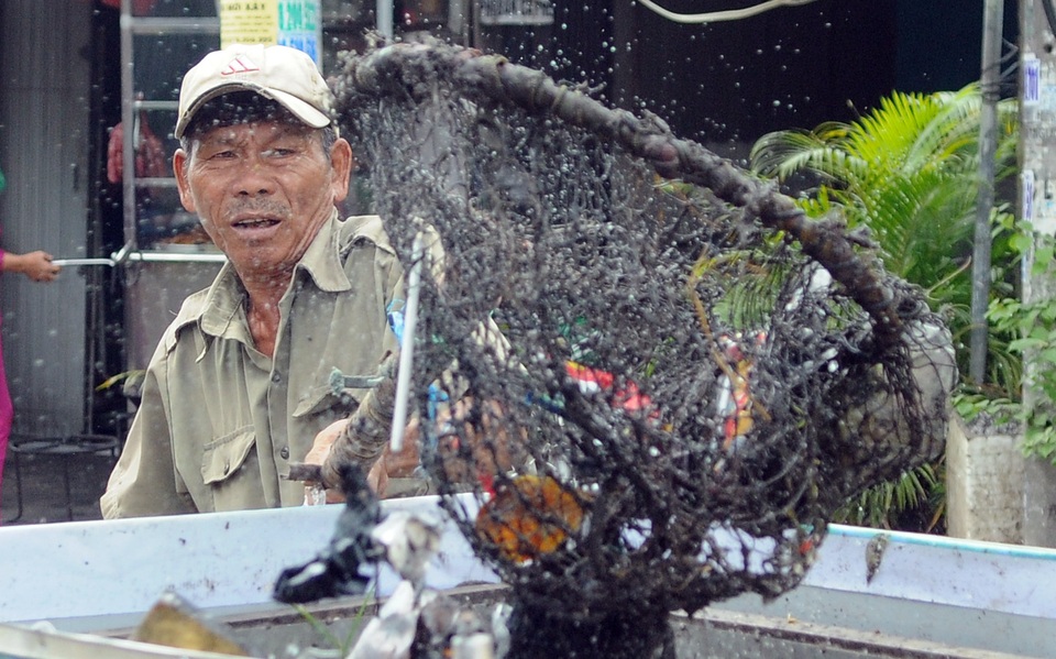 Người thương binh mỗi ngày vớt hàng trăm kg rác giải cứu dòng kênh - 6 Người thương binh mỗi ngày vớt hàng trăm kg rác giải cứu dòng kênh - 6