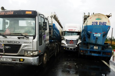 Tránh vết dầu loang, 3 ôtô "dàn hàng ngang", Quốc lộ  1A ách tắc kéo dài