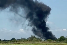 Hỏa hoạn "nuốt chửng" kho linh kiện điện tử và nhiều xe tải ở TP Rạch Giá