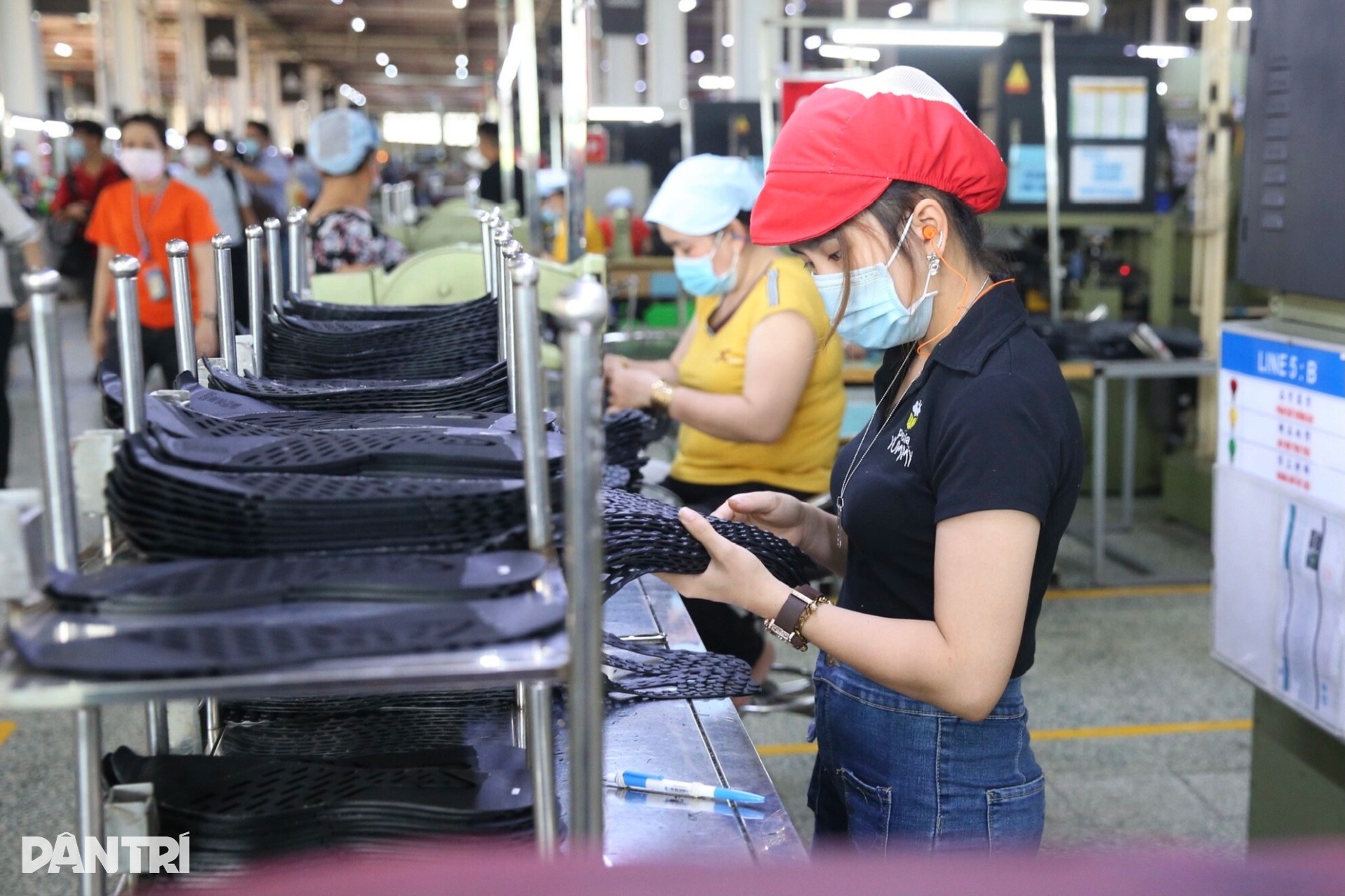 Which industry's workers are having their salaries cut by up to 50%? - 2 Lao động ngành nào đang bị cắt giảm đến 50% lương? - 2