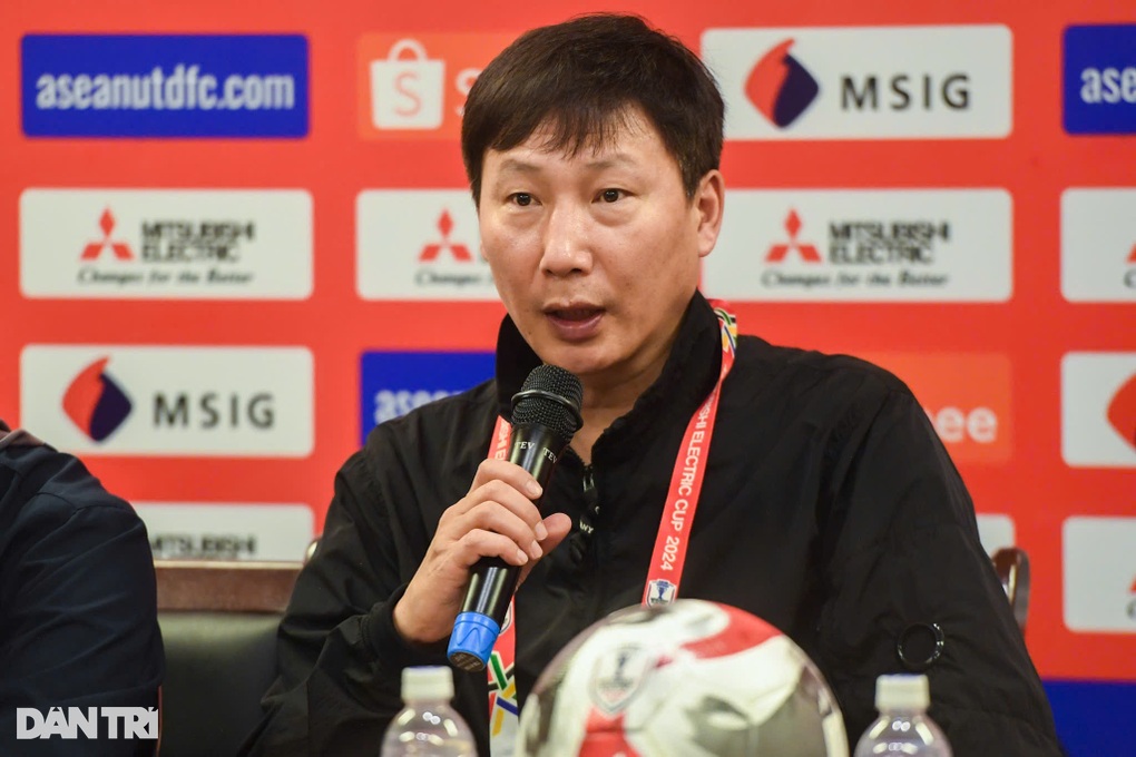 HLV Kim Sang Sik: Tuyển Việt Nam không phải sợ hãi trước Thái Lan - 2 HLV Kim Sang Sik: Tuyển Việt Nam không phải sợ hãi trước Thái Lan - 2