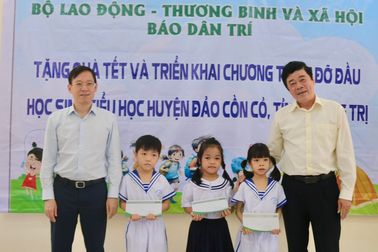 Trao quà Tết, đỡ đầu học sinh tiểu học trên huyện đảo Cồn Cỏ