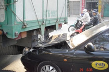 Taxi “húc” xe tải gây tắc nghẽn giao thông 