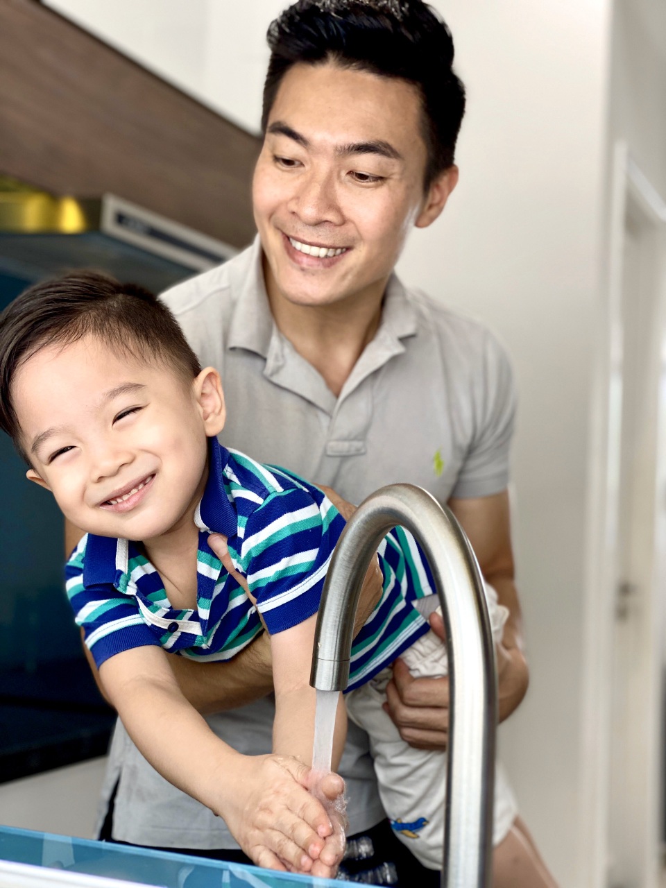 Quốc Cơ dạy con trai 4 tuổi giặt quần áo trong những ngày tránh dịch - 3 Quốc Cơ dạy con trai 4 tuổi giặt quần áo trong những ngày tránh dịch - 3