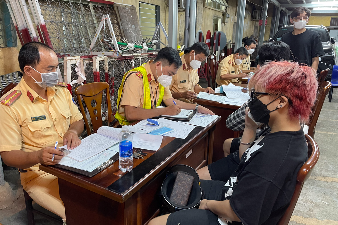 Hơn 200 trường hợp đi bão cổ vũ bóng đá bị xử phạt - 2 Hơn 200 trường hợp đi bão cổ vũ bóng đá bị xử phạt - 2