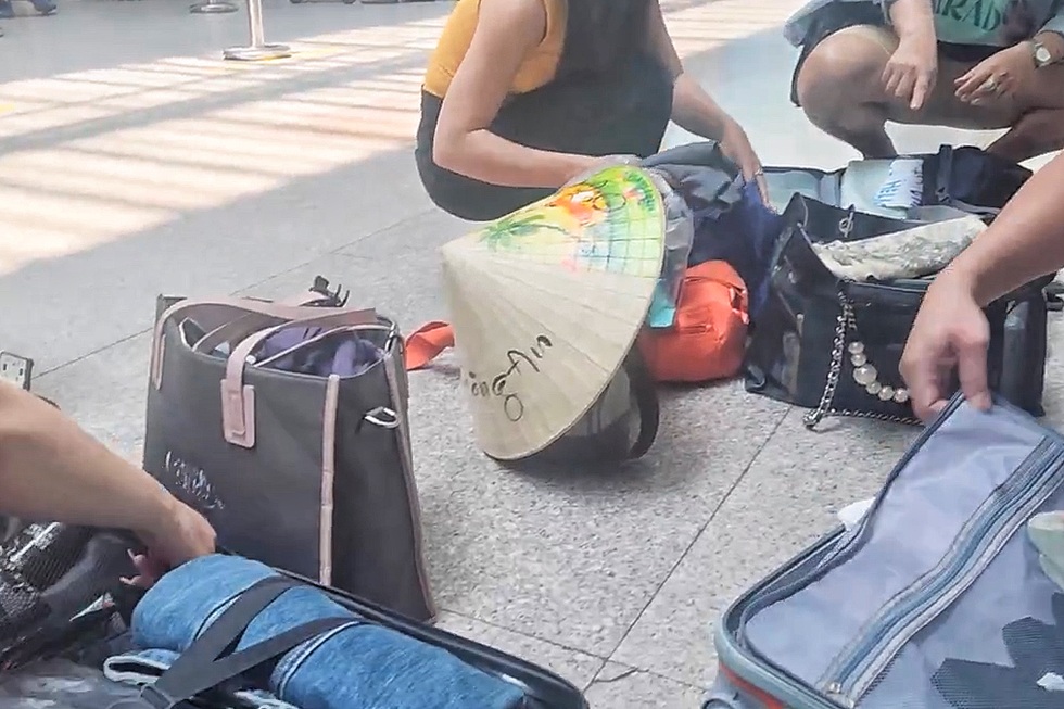 Tranh cãi chiếc cân kém sang ở sân bay - 6 Tranh cãi chiếc cân kém sang ở sân bay - 6