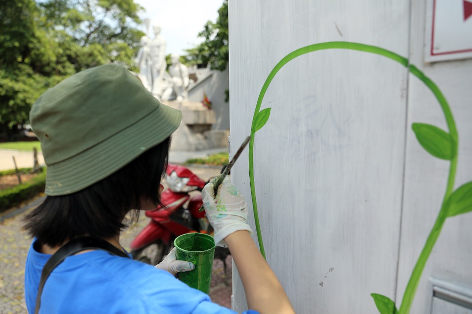 Hà Nội: Độc đáo những bốt điện “mặc áo mới” - 4 Hà Nội: Độc đáo những bốt điện “mặc áo mới” - 4