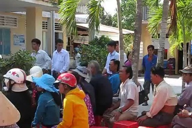 Video: Trao tặng xô chứa nước cho người dân nghèo ở Cà Mau.