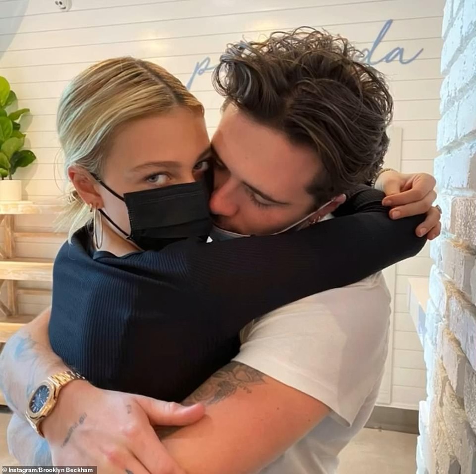 Gia đình Beckham nổi bật khi đi ăn trưa tại Miami - 6 Gia đình Beckham nổi bật khi đi ăn trưa tại Miami - 6