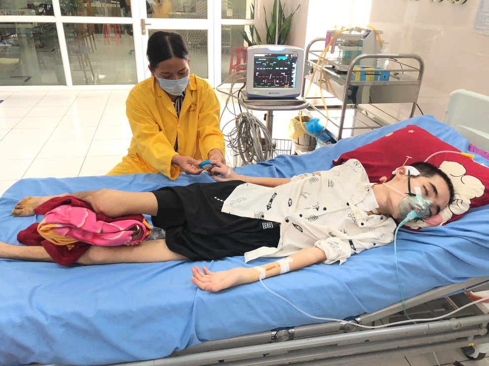 Nhói lòng cảnh người mẹ cầu xin sự sống cho con trai sau vụ tai nạn - 5 Nhói lòng cảnh người mẹ cầu xin sự sống cho con trai sau vụ tai nạn - 5