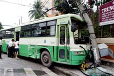 Hai xe buýt đâm nhau, húc đổ cột điện