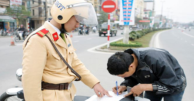 Xử lý vi phạm giao thông.