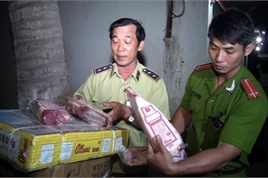 Giòi lúc nhúc trong thùng thịt trâu "hô biến" thành thịt bò