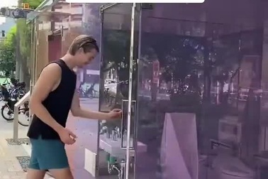 Độc đáo nhà vệ sinh công cộng trong suốt tại Nhật Bản