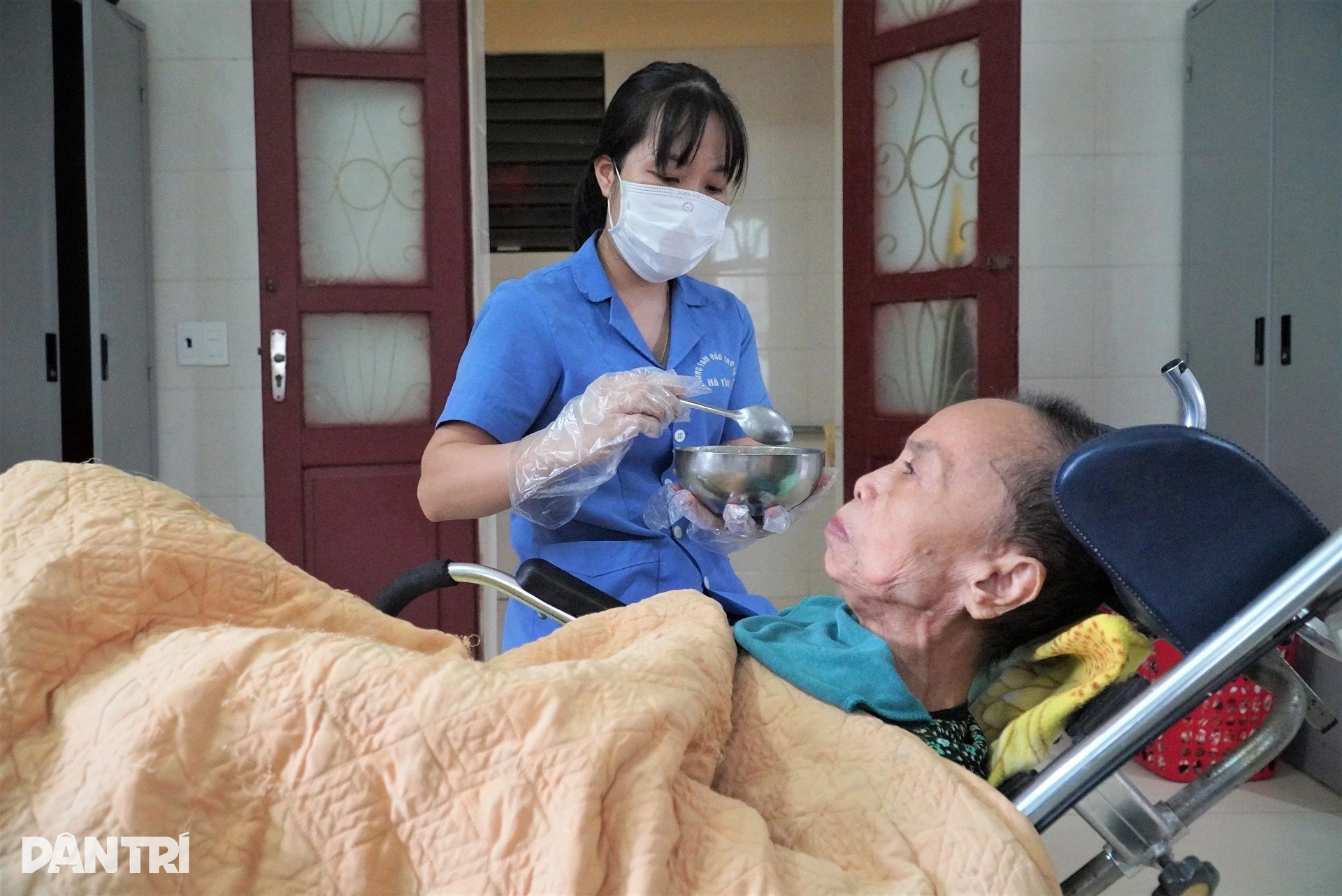 Nơi bác sĩ, điều dưỡng chăm ông bà người ta như người thân - 9 Nơi bác sĩ, điều dưỡng chăm ông bà người ta như người thân - 9