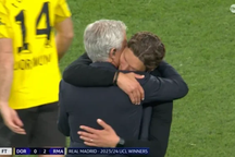 HLV Dortmund khóc nghẹn trong vòng tay của Mourinho