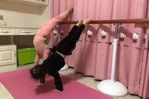 Cha mẹ Trung Quốc vật lộn giúp con "cai nghiện" điện thoại