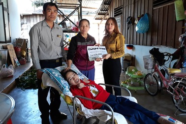 Bạn đọc tiếp tục giúp đỡ cô giáo bị teo não hơn 24 triệu đồng