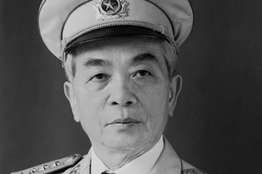 Tặng sách và tranh gia đình Đại tướng Võ Nguyên Giáp 