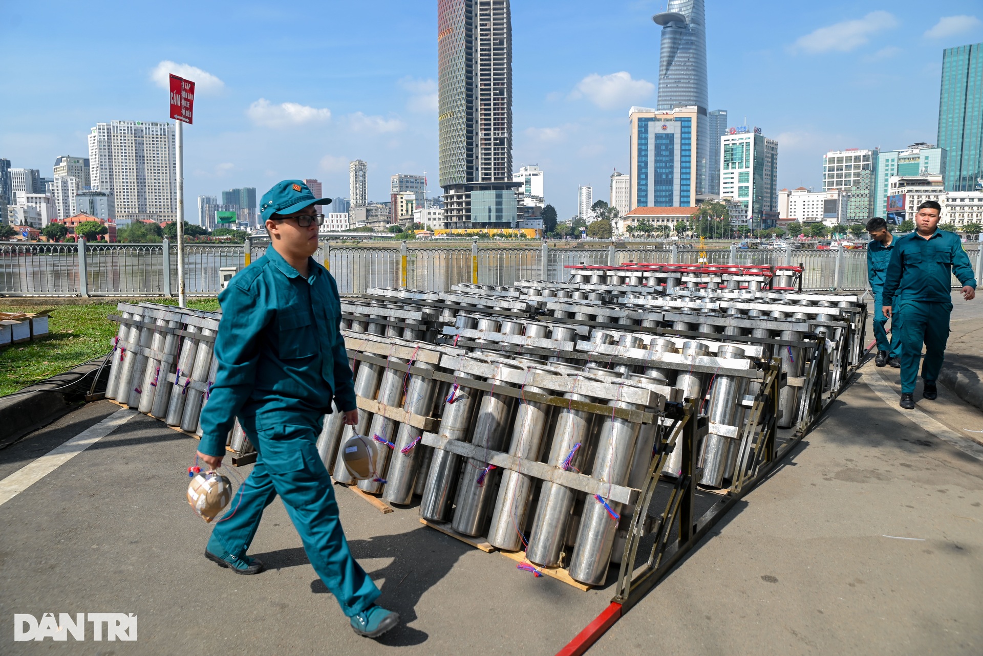 Bên trong trận địa pháo hoa tầm cao chào đón Tết Ất Tỵ 2025 ở TPHCM - 9 Bên trong trận địa pháo hoa tầm cao chào đón Tết Ất Tỵ 2025 ở TPHCM - 9