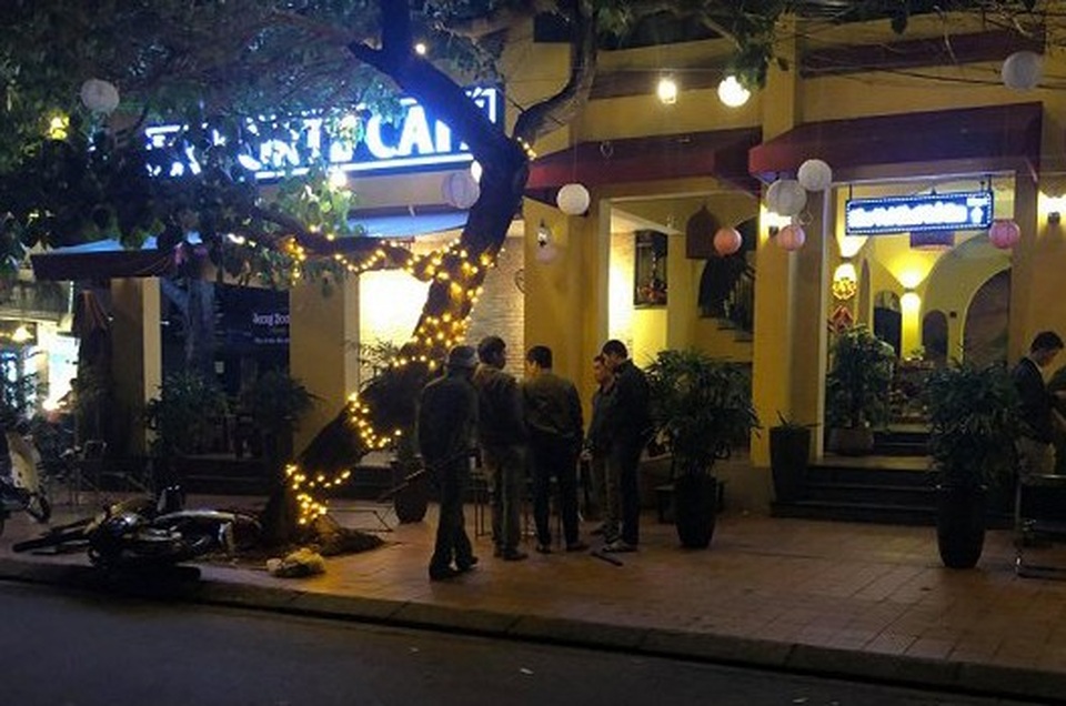 Nhóm côn đồ lao từ trên ô tô xuống chém người hung hãn - 2 Nhóm côn đồ lao từ trên ô tô xuống chém người hung hãn - 2