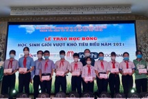 Xúc động lễ trao học bổng cho học sinh nghèo vượt khó Thừa Thiên Huế