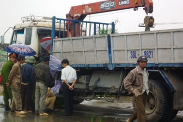 Người đàn ông bị xe tải cán, xe khách kéo lê