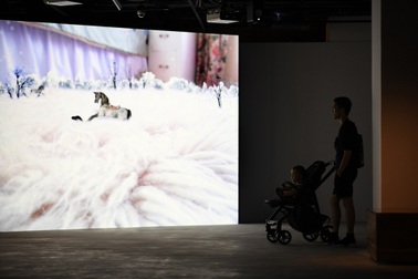 Video art của Hiraki Sawa: Lời gọi mời khó cưỡng từ cõi siêu thực